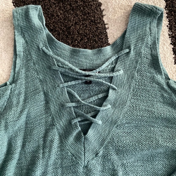 Express cold shoulder shirt sweater - Picture 8 of 8